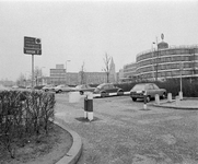 853779 Gezicht op de ingang van de parkeerplaats ter plaatse van de gedempte Stadsbuitengracht te Utrecht, tussen de ...